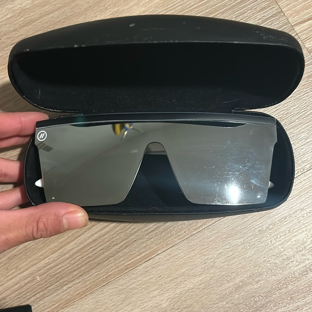 Unknown sunglasses. Good condition.